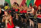 Orquestra 100% mulher anima bloco da Faculdade de Medicina de Olinda