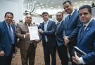 Eduardo da Fonte entrega a Pastor Ailton Carta de Compromisso em defesa das pautas cristãs, ao lado de Adalto Santos