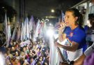 Raquel é abraçada pelos moradores em porta a porta no Córrego do Jenipapo, no Recife